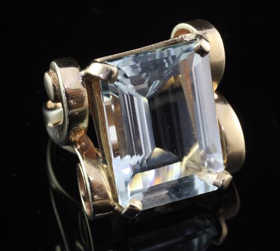 A 1940s 14ct gold and aquamarine ring, size N.